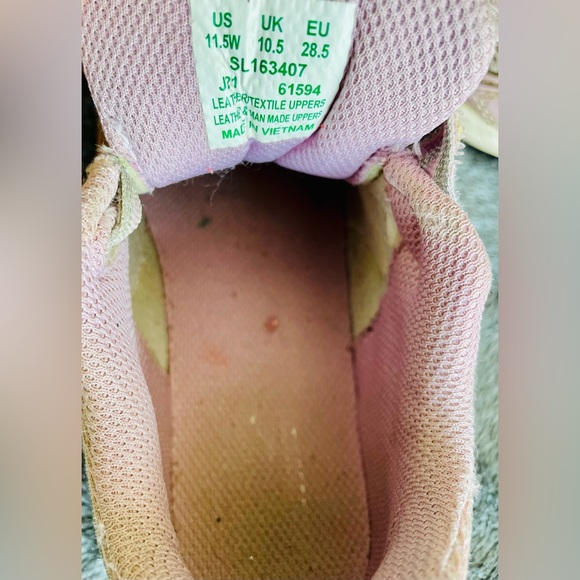 Saucony Sneaker size 11.5 wide girls, velcro, in metallic lavender/pink color - Picture 5 of 6